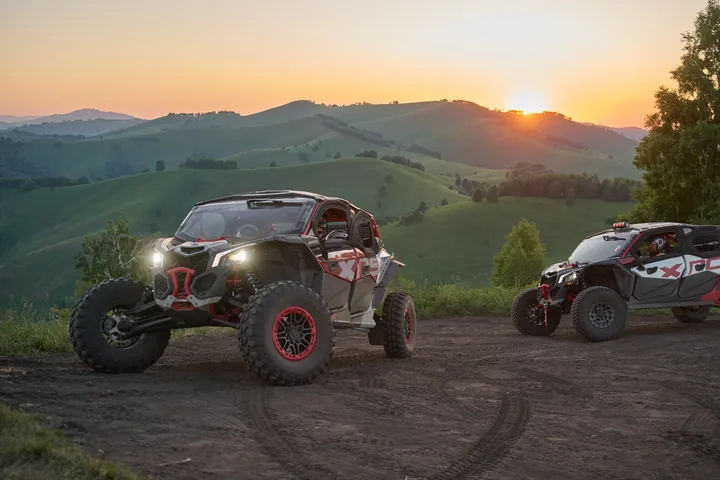 Can-Am на фоне заката и гор Алтая