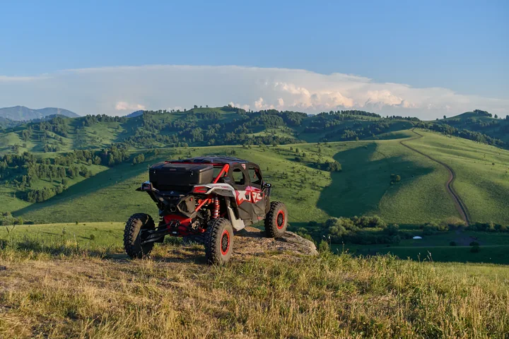 Can-Am Maverick X3 на обзорной точке над зелёными склонами