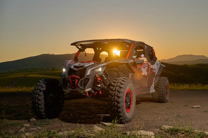 Can-Am Maverick X3 в золотом закатном свете