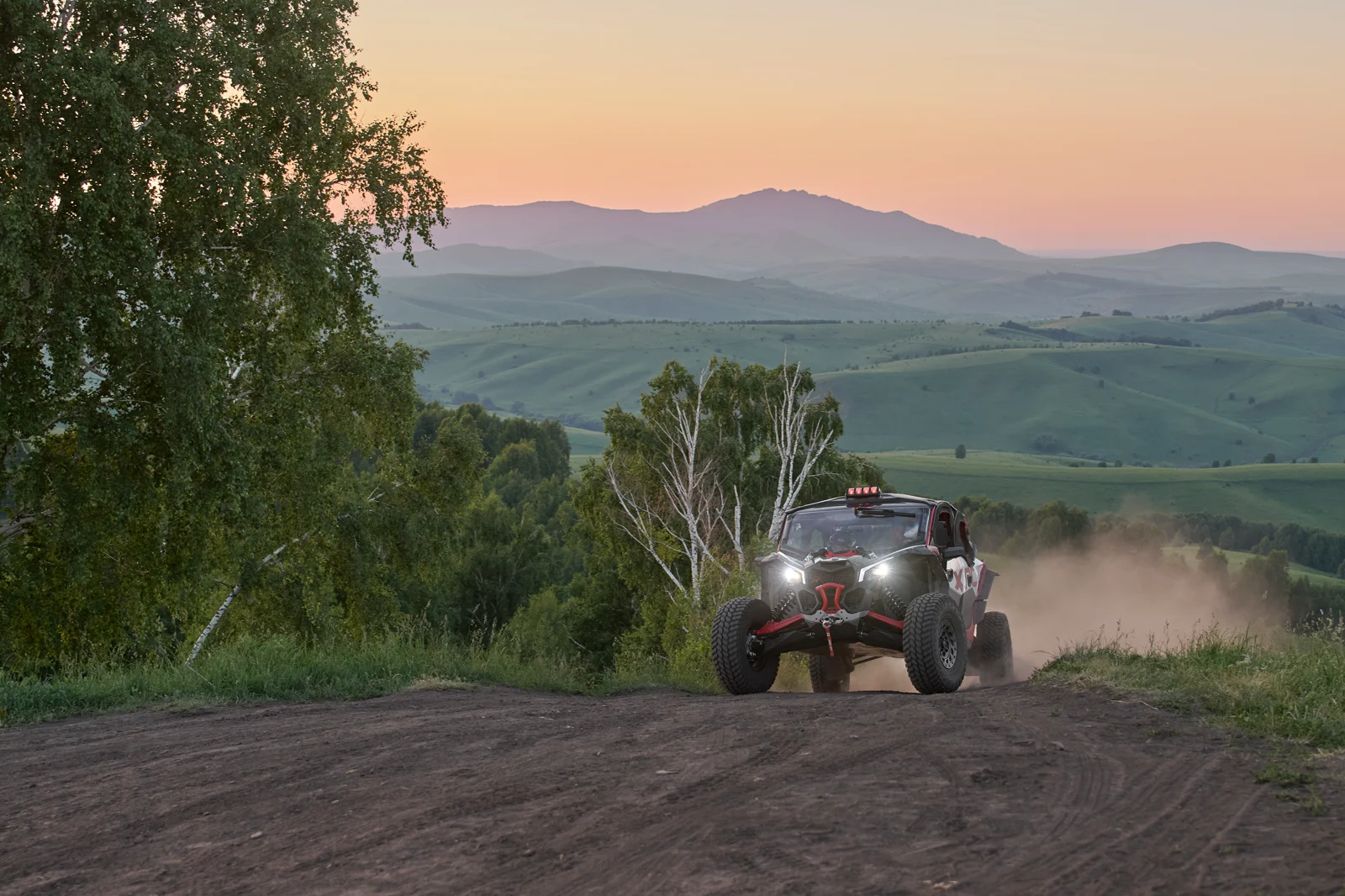 Багги Can-Am набирает скорость на горной дороге