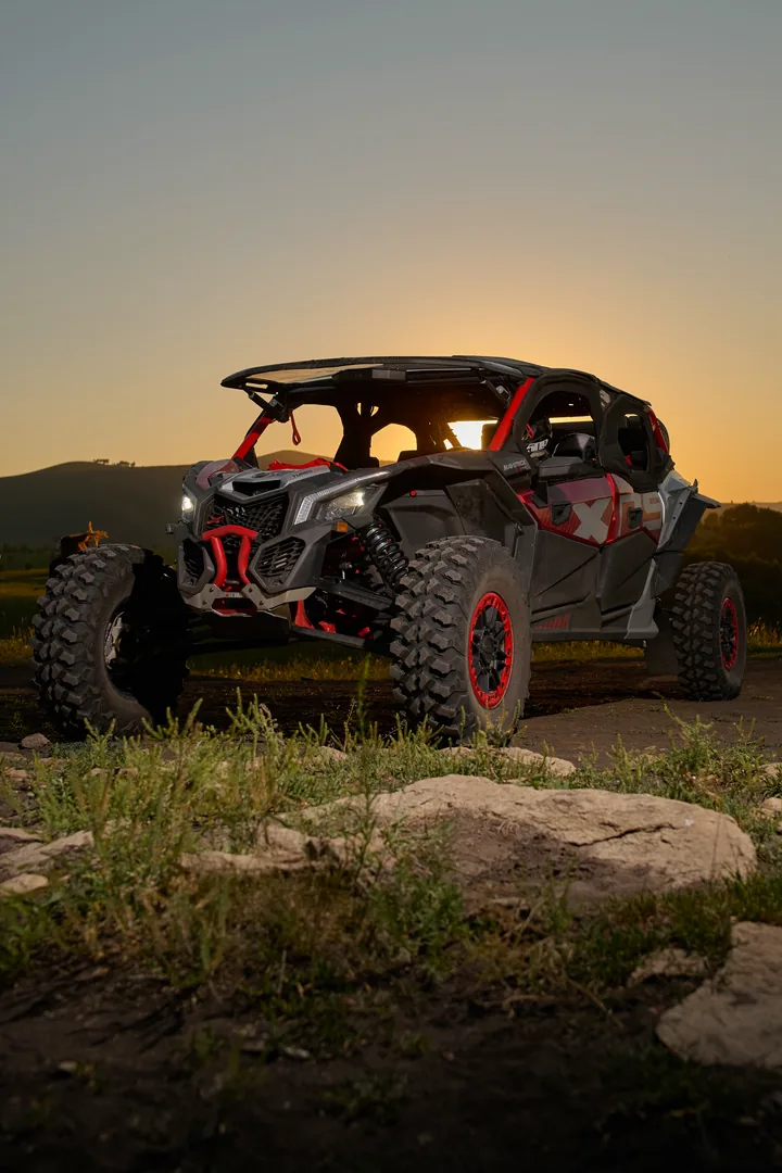 Can-Am Maverick X3 Turbo RR целиком на фоне заката